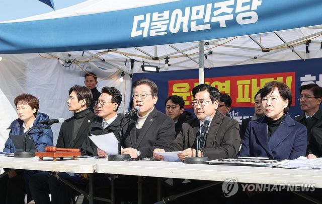 광화문농성장에서 열린 민주당 최고위원회의