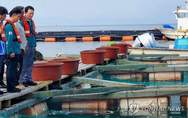 해상가두리 양식장 찾은 송명달 차관