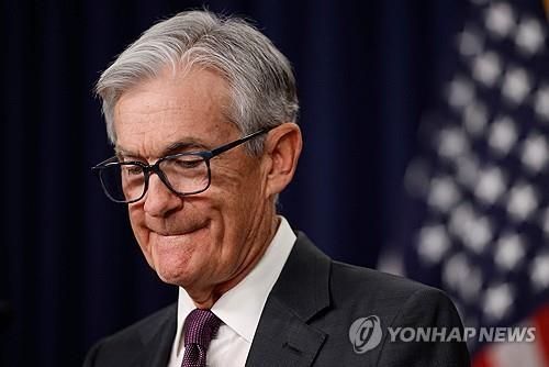 회견 중인 파월 의장