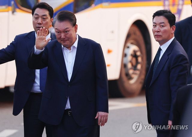 윤석열 대통령과 김성훈 경호처 차장