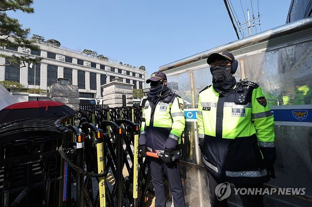헌재 진입 통제하는 경찰