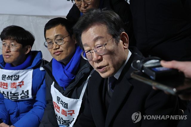 단식 의원들 격려하는 이재명 대표