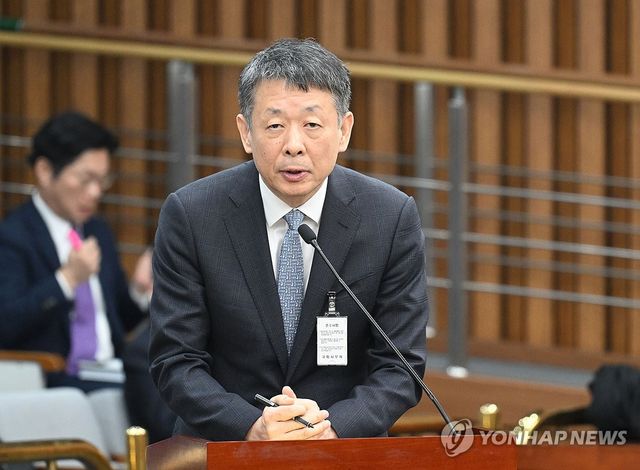 답하는 김광일MBK 파트너스 부회장