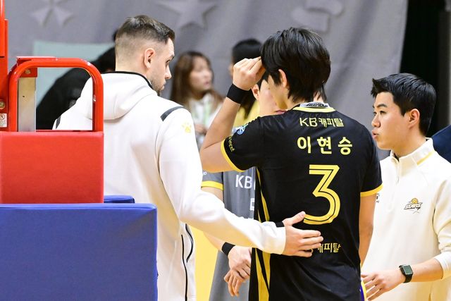 대한항공전에서 뛰지 않고 휴식을 취한 KB손보의 비예나(맨 왼쪽)