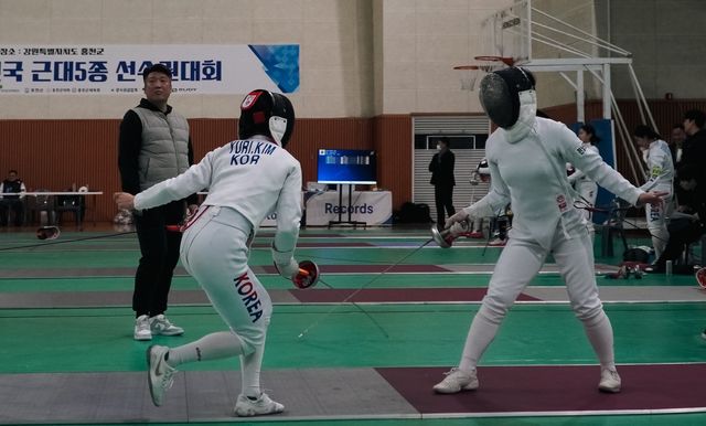 김유리(왼쪽)의 펜싱 경기 모습