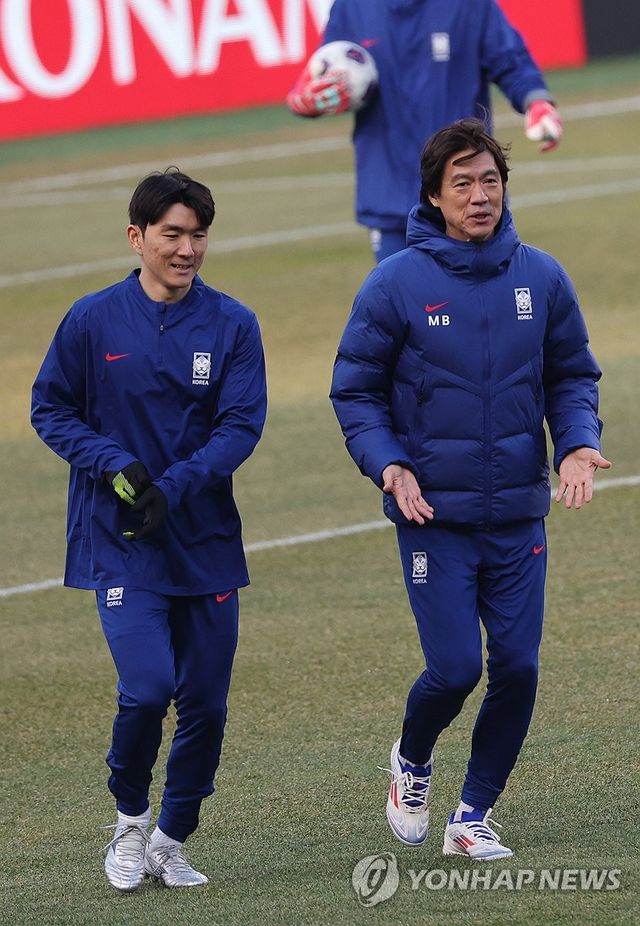 황인범과 함께 뛰는 홍명보 감독