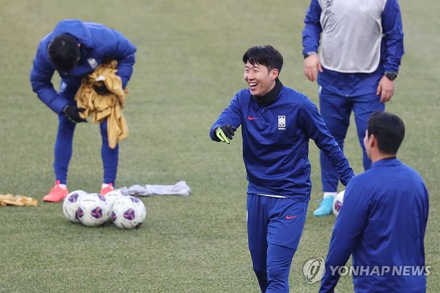 밝은 표정으로 훈련하는 손흥민