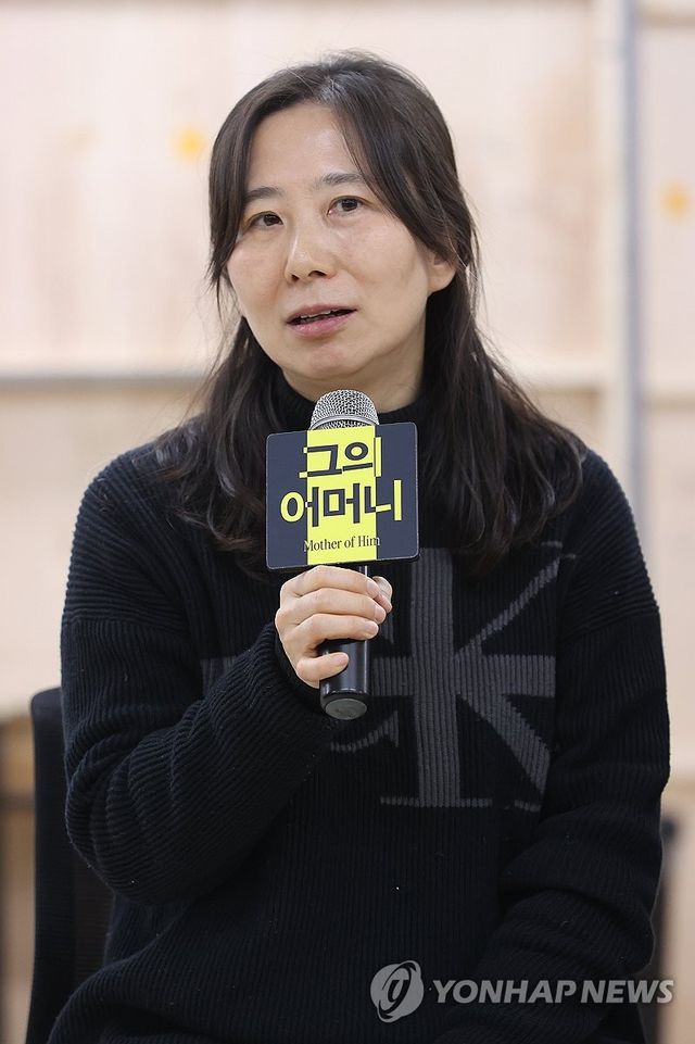 인사말 하는 류주연 연출