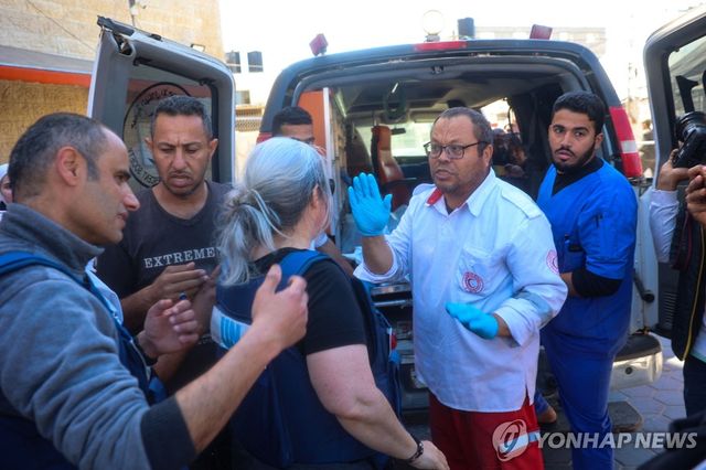 유엔 직원 사상자가 구급차량에 오르는 모습