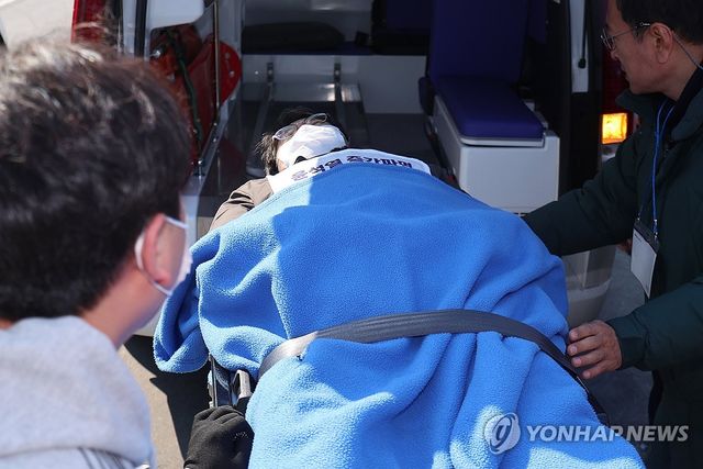 단식농성 중 병원 이송되는 진영종 대표