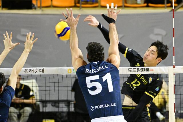 KB손보와 대한항공의 경기 장면