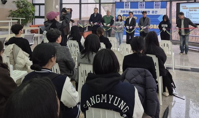 테이프 커팅하는 홍성태 총장(왼쪽 4번째)과 관계자들