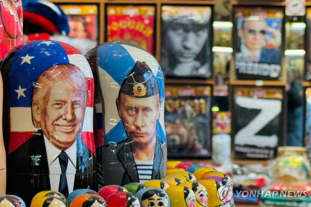 러시아 마트료시카 인형에 그려진 트럼프와 푸틴