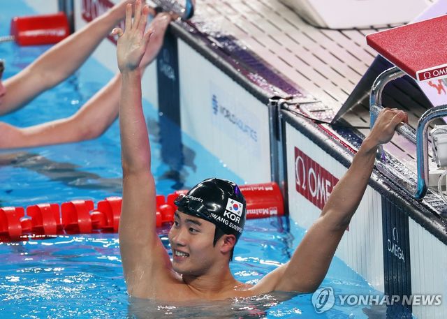 황선우가 2024 도하 세계수영선수권대회 남자 자유형 200ｍ에서 우승한 뒤 기뻐하고 있다.