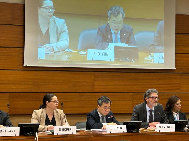 환영사 읽는 윤성덕 주제네바 한국대표부 대사