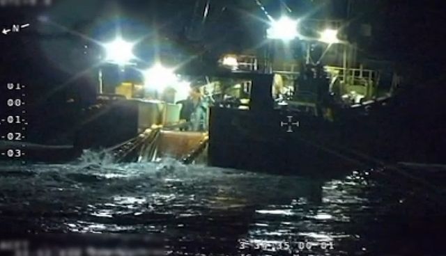 불법조업하는 여수 선적 쌍끌이 저인망 어선