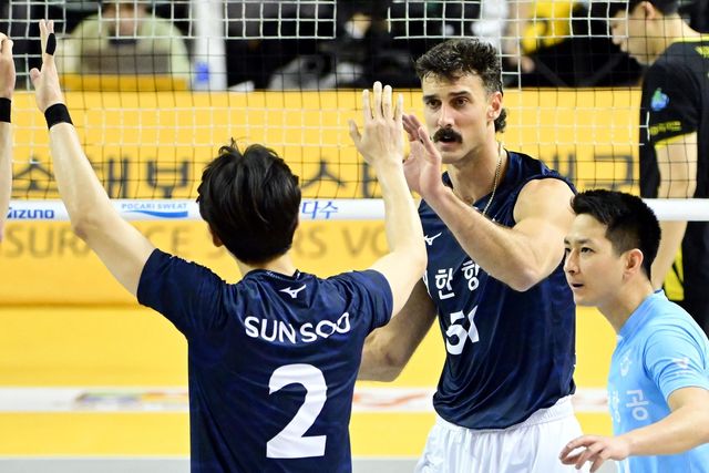 동료와 하이파이브 하는 대한항공의 러셀(중앙)