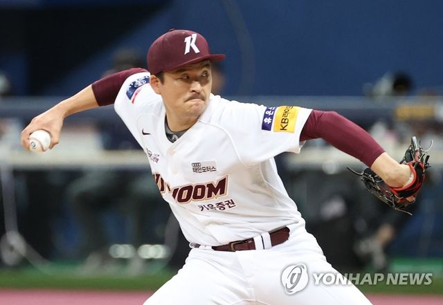 힘차게 투구하는 원종현