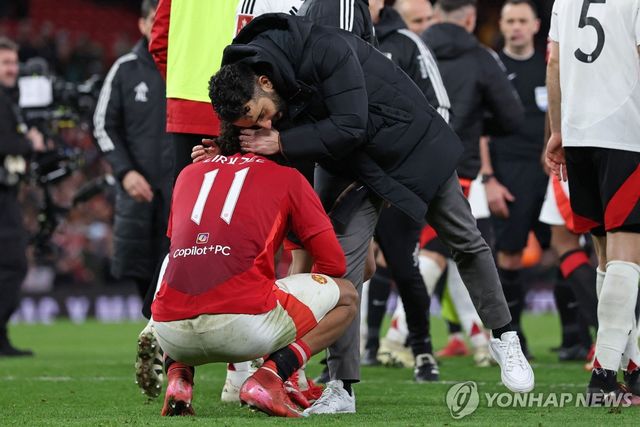 승부차기에서 실축한 조슈아 지르크제이를 위로하는 맨유의 후벵 아모링 감독