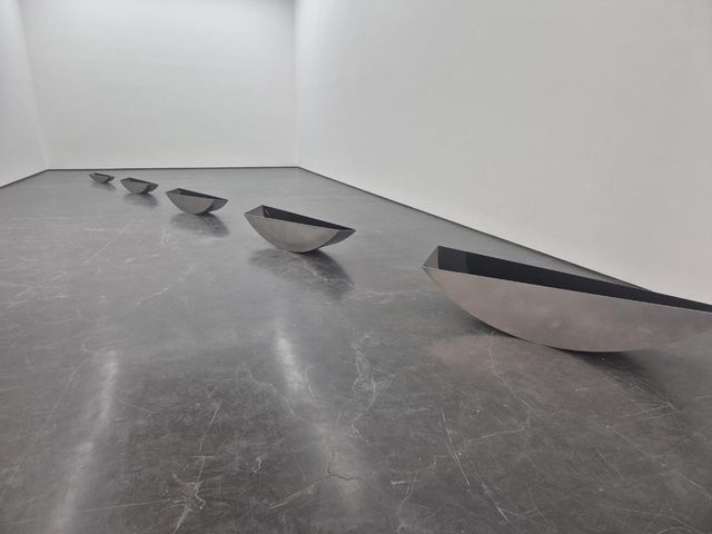 대구 우손갤러리 김인겸 개인전의 2004년작 '빈 공간'(Emptiness) 전시 모습[사진 황희경]