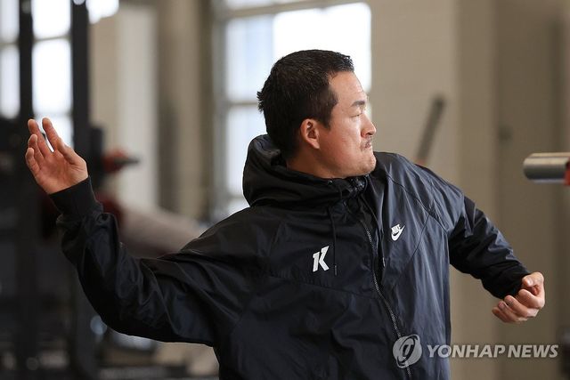 투구 동작 취해보는 원종현