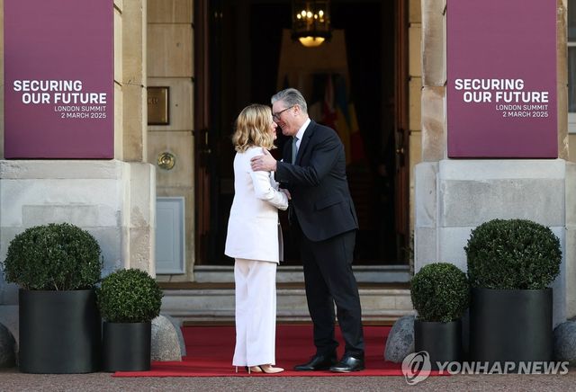 인사하는 멜로니 총리와 스타머 총리