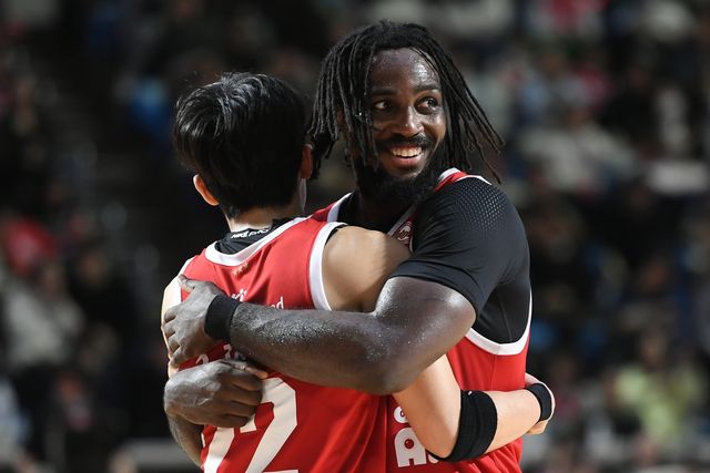 기뻐하는 자밀 워니