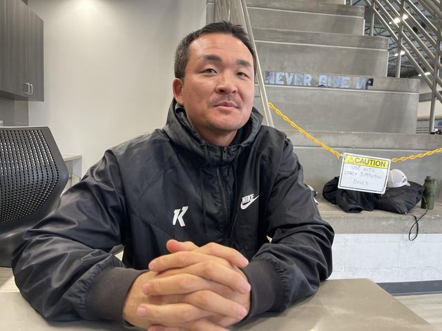 애리조나 캠프에서 인터뷰하는 키움 원종현