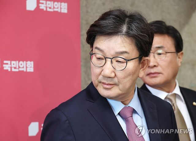 질문 받는 권성동 원내대표