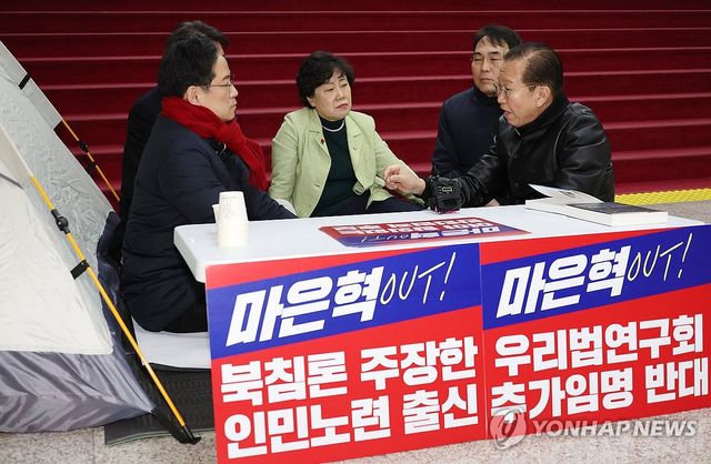 단식농성 중인 박수영 의원 방문한 권영세 비대위원장