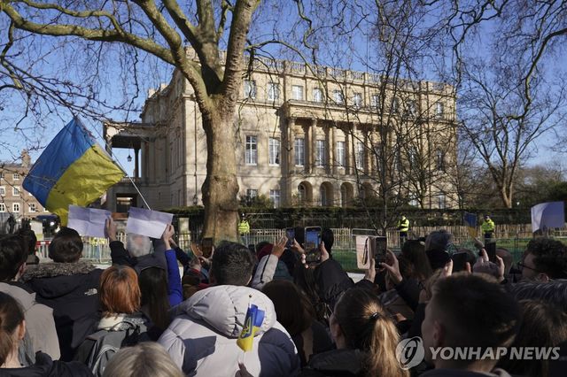회의장 앞 우크라이나 지지자들