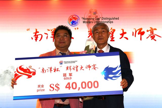 휘황 바둑 마스터스에서 우승한 조훈현(오른쪽) 9단