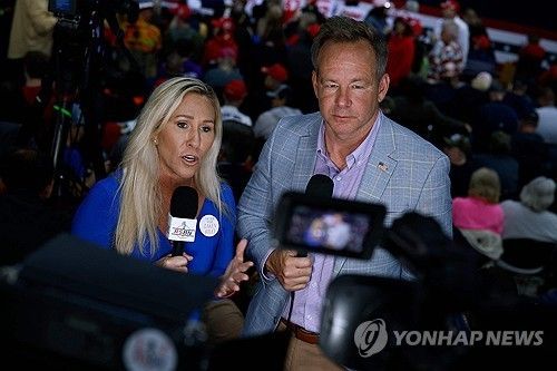 마저리 테일러 그린 의원과 브라이언 글렌 기자 