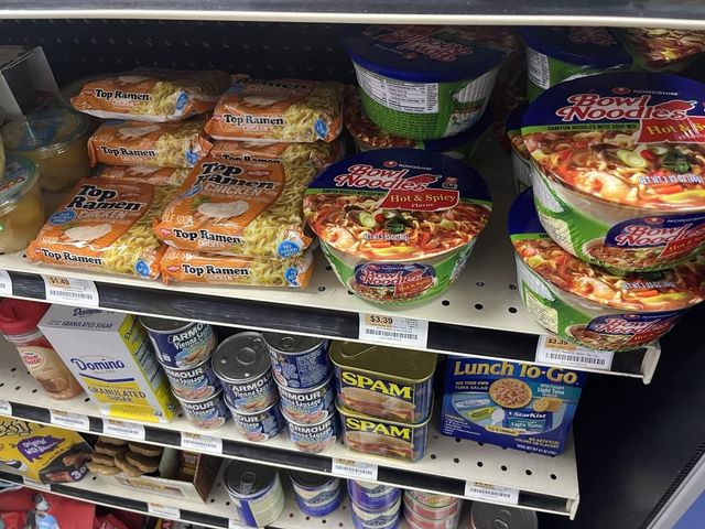 애리조나주 한 상점에서 농심 육개장 사발면(Bowl Noodle Soup)이 일본 닛신 탑라멘과 함께 진열돼 있다.[촬영 김윤구]