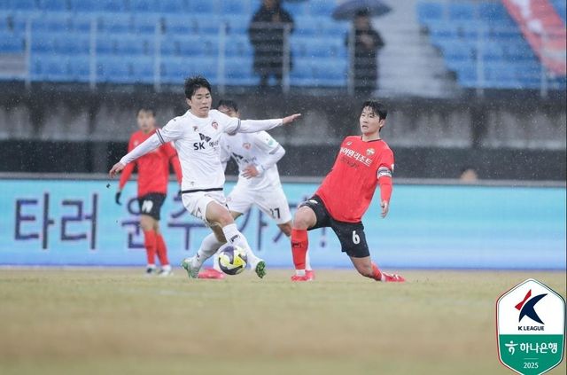 볼을 다투는 제주의 오재혁(왼쪽)과 강원의 김동현