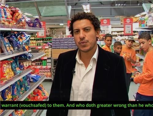 와엘 샤키, '동굴(암스테르담')의 한 장면, 2005, 단채널 비디오, 사운드, 자막 , 12분 45초[바라캇 컨템포러리 제공. 재판매 및 DB 금지]