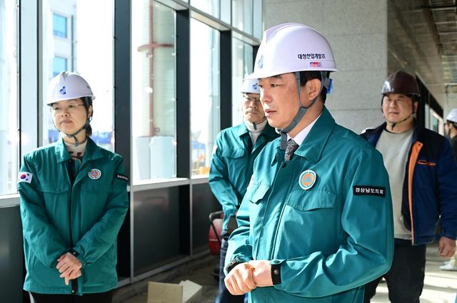 지난 2월 말 의원회관 공사 점검하는 최학범 경남도의회 의장