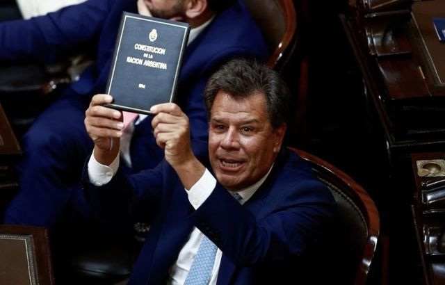 아르헨티나 헌법집을 들어올린 마네스 하원의원