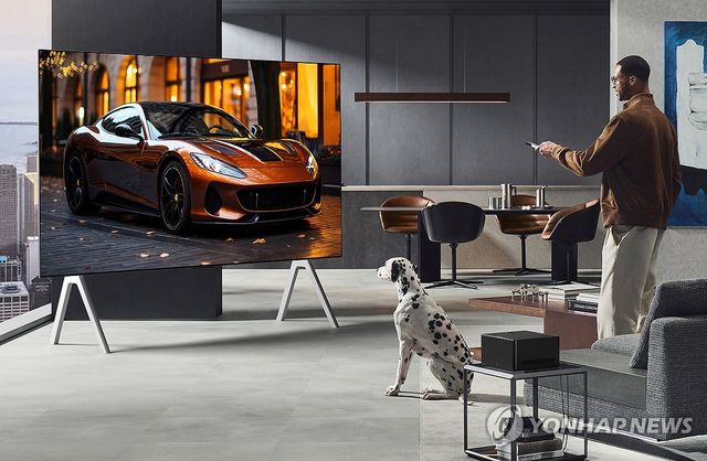 LG 올레드 에보(M5)가 집 안에 배치된 모습