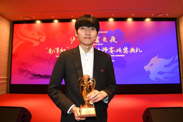 신진서 9단이 8번째 메이저 세계기전 우승컵을 차지했다.