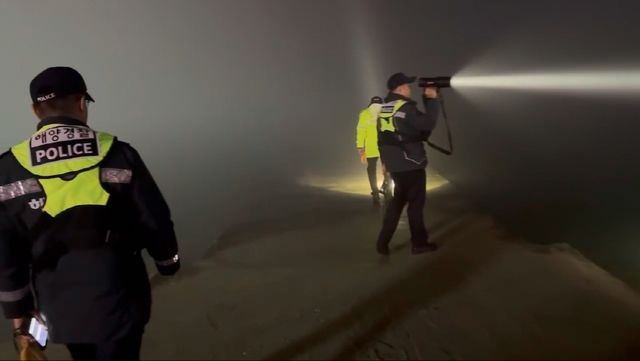 수색 작업하는 해경