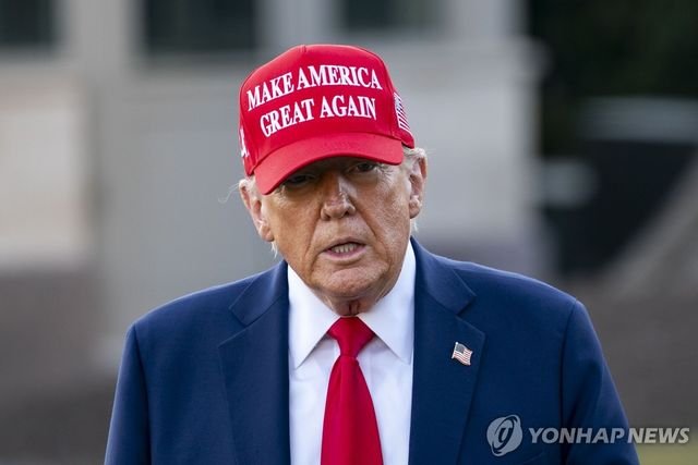 지난달 28일 기자들 앞에서 발언하는 도널드 트럼프 미국 대통령