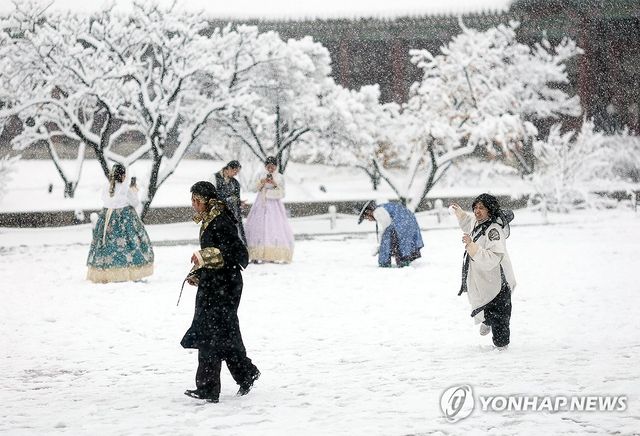 눈 쌓인 고궁