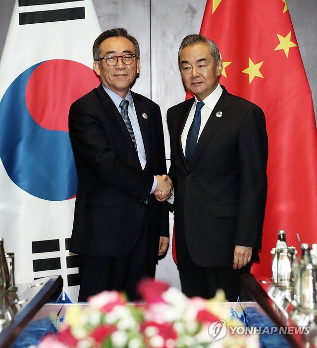 기념촬영하는 조태열 장관과 왕이 외교부장