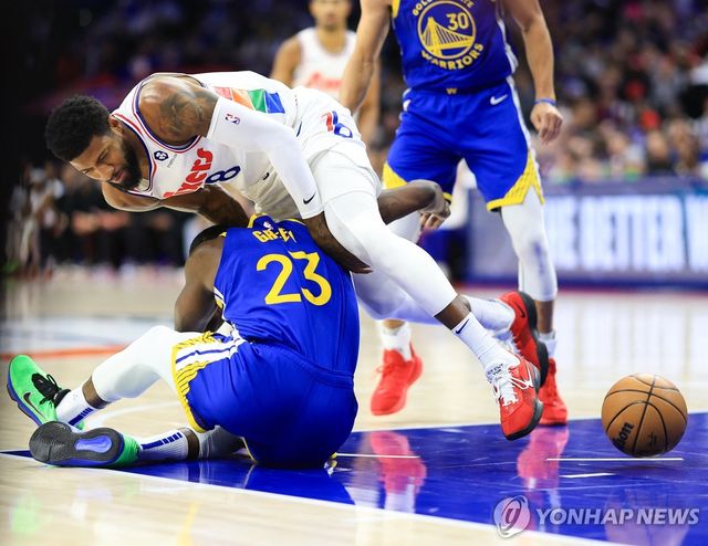 경합하는 폴 조지와 드레이먼드 그린