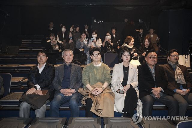 연극 관람하는 한동훈 전 대표