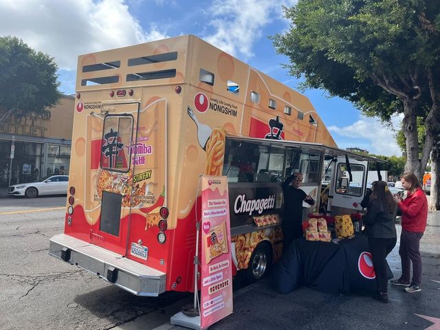 LA 할리우드 거리의 신라면툼바 푸드트럭