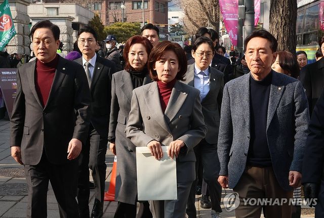공정한 평의 촉구 탄원서 제출하는 국민의힘 의원들