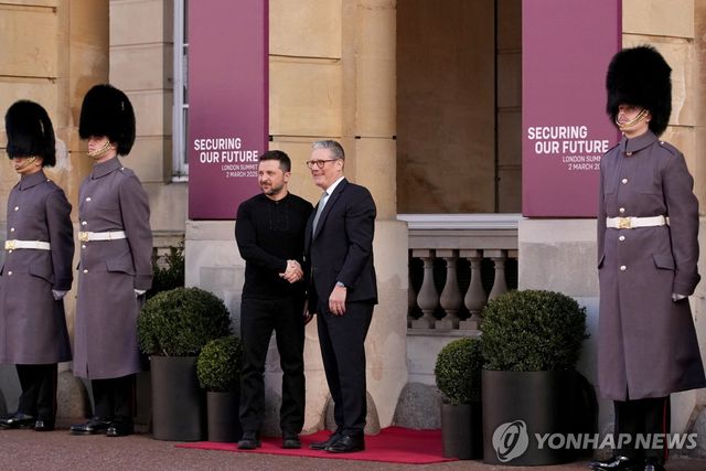 정상 회의 도착한 젤렌스키 대통령과 스타머 총리