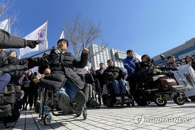 금호고속 등 상대로 휠체어 리프트 의무화 소송 나선 광주 장애인들